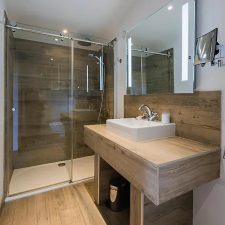 Du Clos Hotel 3*